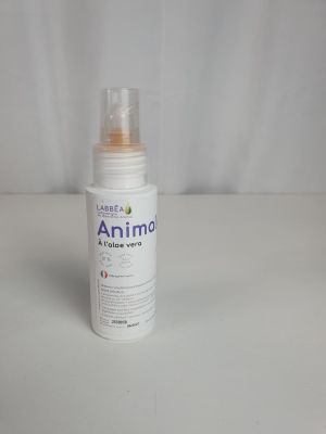 La bouteille d'Animo est posée sur la table, à côté de l'autre bouteille.