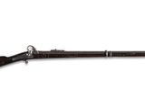 un vieux fusil avec un canon en bois et une poignée en métal