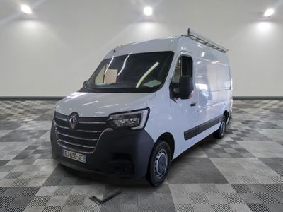 la photo d'une camionnette blanche sur un sol en damier