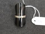 une bague en argent posée sur une tasse noire