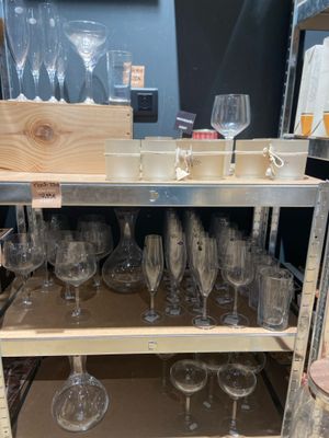 une étagère sur laquelle sont disposés des verres à vin, dans un magasin