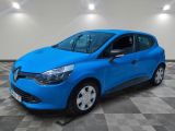 une voiture bleue est garée dans une pièce au sol à carreaux