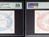 Trois types différents de timbres sont exposés dans une vitrine.