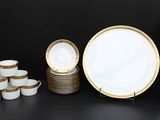 beaucoup d'assiettes et de tasses sur la table