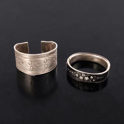 Bracelet jonc ouvrant en argent (800e), centré d'un décor de… - Photo 1