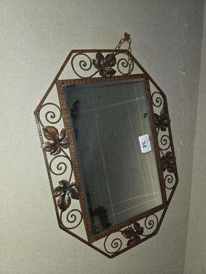un miroir accroché au mur d'une salle de bains