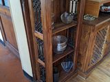 une armoire en bois avec une porte vitrée, dans un coin de la pièce