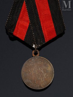 un gros plan d'une médaille sur fond noir