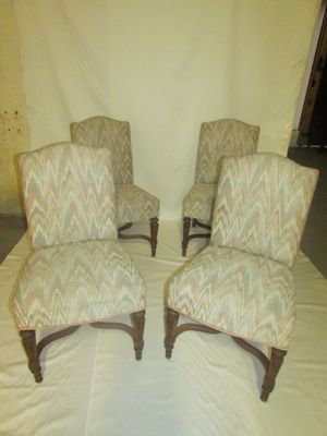 Ensemble de quatre chaises à piétement en gaine, en bois scu…