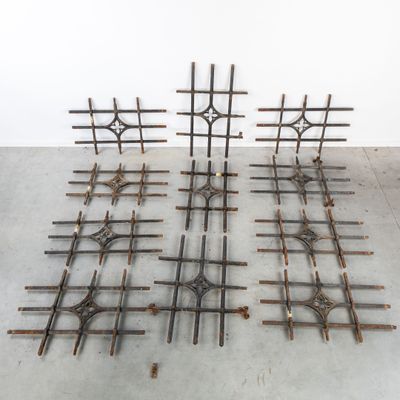 Ensemble de 11 grilles de fenêtre ou treillis anciens en fer…