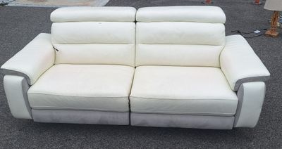 un canapé en cuir blanc qui se trouve dans la rue