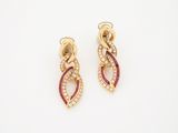 une paire de boucles d'oreilles en or ornées de pierres roses et blanches