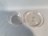 deux bols en verre transparent posés l'un à côté de l'autre sur une table