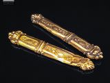 paire de poignées de porte anciennes en laiton plaqué or sur fond noir