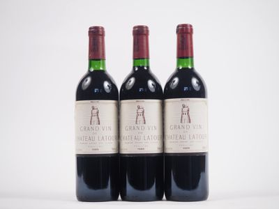 trois bouteilles de vin rouge posées côte à côte sur une table