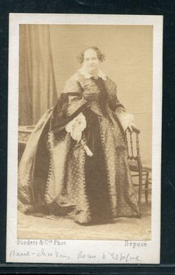 une vieille photo d'une femme en robe longue