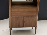 une petite armoire en bois surmontée d'un miroir