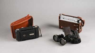 Lot comprenant un petit transistor portatif Panasonic 8 (ave…