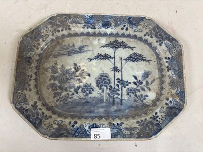 une assiette bleue et blanche décorée d'une peinture