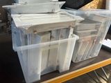 de nombreux récipients en plastique empilés les uns sur les autres sur une table