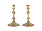 paire de chandeliers anciens en laiton sur fond blanc