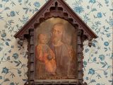 un tableau représentant un homme tenant un enfant dans ses bras, accroché au mur