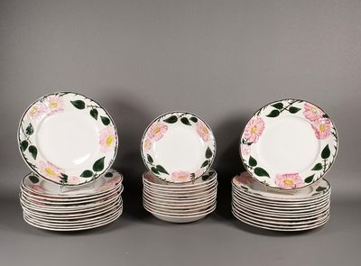 plusieurs assiettes sont empilées les unes sur les autres, ornées de fleurs roses