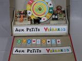 une boîte contenant une horloge, posée sur une table