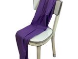 une couverture violette posée sur une chaise, sur fond blanc