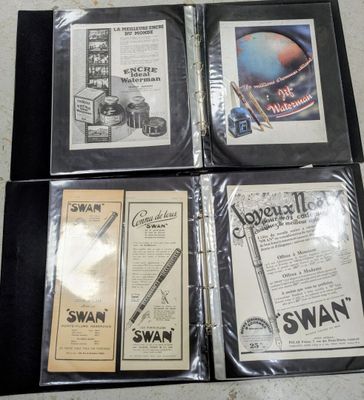 quatre catalogues différents présentant divers types de fournitures de couture, posés sur une table