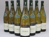 six bouteilles de vin sont alignées sur une table