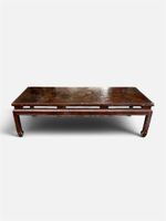 Table basse dans le gout asiatique à décor de scènes de vie