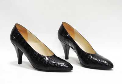 une paire de chaussures à talons hauts noires sur fond blanc