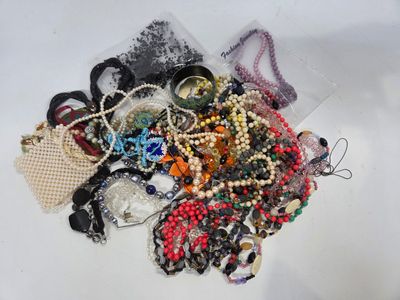Un lot de bijoux fantaisie.