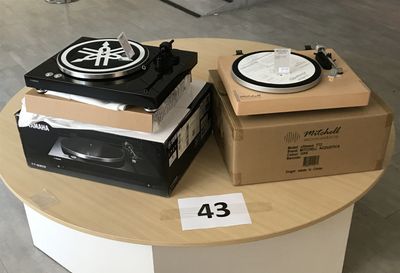 une table sur laquelle se trouvent un tourne-disque et une boîte