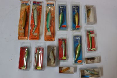 de nombreux types de leurres de pêche sur la table