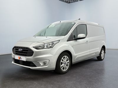 une fourgonnette Ford Transit garée dans une pièce blanche au sol noir