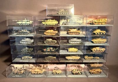 une vitrine remplie de différents types de véhicules militaires