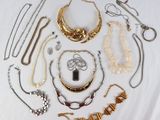 plusieurs types de colliers et de bracelets différents disposés sur une table