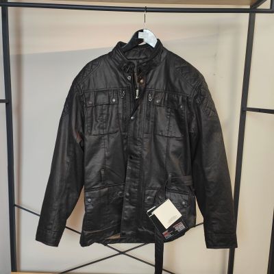 une veste en cuir noir accrochée à un porte-manteau dans une pièce