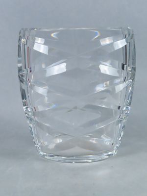 un vase en verre transparent orné d'un motif en forme de diamant