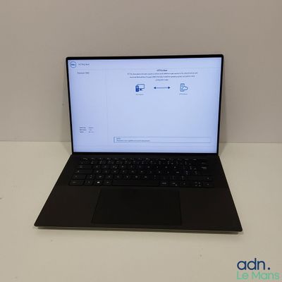 L'ordinateur portable est posé sur une table blanche équipée d'un clavier noir.