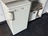 une photo d'une petite cuisine équipée d'une cuisinière et d'un réfrigérateur