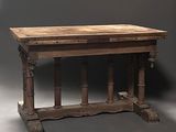 une table en bois avec un plateau en bois sur fond gris