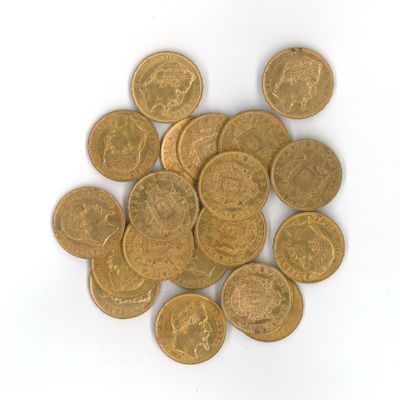 une pile de pièces d'or sur une surface blanche