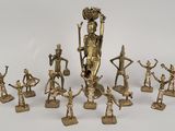 des figurines en laiton représentant une femme tenant un panier et d'autres figurines