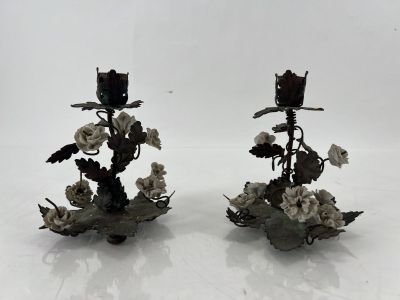 une paire de bougeoirs en métal ornés de fleurs et de feuilles