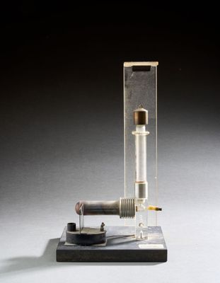 une image représentant un objet en verre et en métal posé sur une table