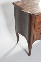 Petite commode galbée en placage de bois de violette ouvrant… (photo 4)