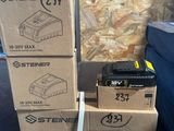 plusieurs cartons empilés les uns sur les autres par terre